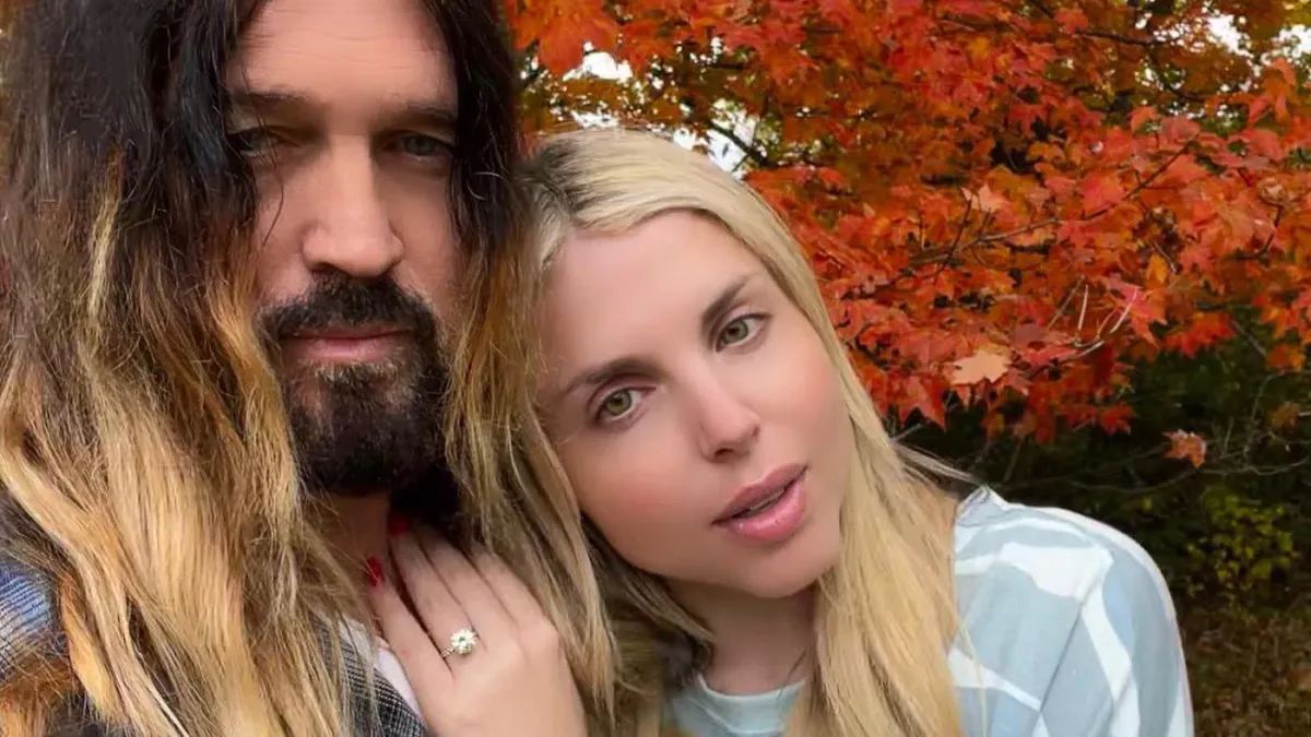 Billy Ray Cyrus Nampaknya Mengesahkan Pertunangan dengan Firerose