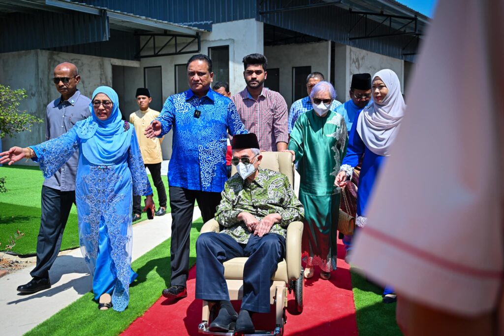 Dato Sri Reezal Merican menyambut ketibaan Ayahanda Pak Lah dan Tun Jeanne