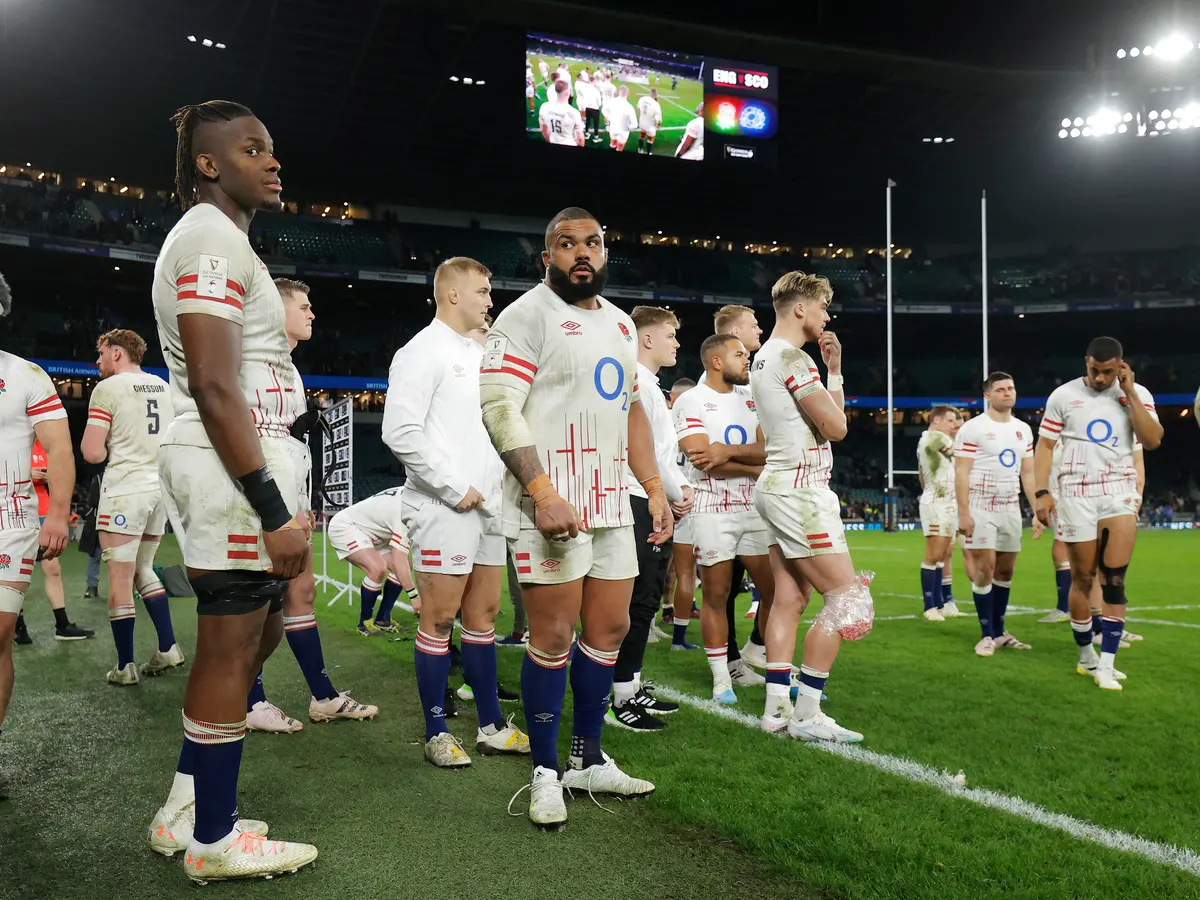 England mendahului 6-0 vs Ireland awal sebelum kad merah kontroversi separuh masa pertama untuk Freddie Steward terbukti tegas, dengan tuan rumah kehabisan pemenang 29-16; Will Greenwood: "Saya rasa sudah cukup untuk (pengadil) Jaco Peyper mengatakan ada keadaan yang meringankan untuk menjadikannya kuning" Bekas pemain antarabangsa England, Will Greenwood berkata terdapat banyak perkara positif untuk England mengatasi kekalahan Enam Negara terakhir mereka kepada pemenang Grand Slam Ireland pada hari Ahad. England mendapati diri mereka bangkit 6-0 awal di Stadium Aviva sebelum kad merah kontroversi untuk pemain pertahanan Freddie Steward pada separuh masa pertama terbukti menjadi penentu apabila Ireland akhirnya menang 29-16. Greenwood menyifatkan kerja pertahanan England sebagai "hebat", terutamanya memandangkan mereka datang ke perlawanan itu selepas rekod 53-10 dikalahkan Perancis di Twickenham. Greenwood berkata positif daripada prestasi England di Dublin lebih menyerlah apabila menonton kedua. "Saya (pada mulanya) fikir Ireland dominan, mereka melakukan beberapa kesilapan dan England berdaya saing," kata Greenwood. “Tetapi, menontonnya semula malam tadi, saya fikir England hebat - di satu sisi bola. "Dari segi pertahanan, dan bola mati, terdapat banyak perkara yang perlu difikirkan positif untuk England. Apa yang perlu dilakukan ialah kami memerlukan lebih banyak ancaman mogok. "Saya tidak fikir kami hebat dengan bola… kami masih bergelut untuk membuat rehat baris - kami mungkin telah membuat satu dalam dua perlawanan terakhir. Kami perlu menjaringkan beberapa percubaan. “Tetapi menentang Perancis kami kurang gigitan dan keamatan, dan saya fikir pemain Inggeris memberikan akaun yang sangat baik tentang diri mereka sendiri. "Anda tidak boleh memandang rendah lubang yang mereka hadapi selepas perlawanan Perancis dan betapa terdesaknya penyokong England untuk mempunyai sesuatu untuk berpaut. Saya fikir mereka sudah tentu memberi kami perkara itu." Mengenai tindakan Steward dibuang padang, Greenwood percaya terdapat "faktor pengurangan" yang sepatutnya menyaksikan kad kuning sebaliknya dilayangkan kerana perlanggarannya dengan Hugo Keenan. "Sebaik sahaja bola mencecah padang, anda mempunyai dua pemain dalam Keenan dan Steward, yang telah menghabiskan seluruh hidup mereka cuba mendapatkan bola dengan cepat," katanya. "Saya telah menontonnya 15 kali atau lebih, dan saya melihatnya secara langsung; reaksi pemain Ireland, dalam dan sekitar insiden itu - yang sering menjadi petunjuk besar - semuanya, bagi saya, mencadangkan ia adalah insiden berkaitan ragbi dan satu kemalangan yang amat malang. “Protokol perlu dipatuhi, tetapi saya rasa sudah cukup untuk [pengadil] Jaco Peyper mengatakan terdapat keadaan yang meringankan, memandangkan apa yang berlaku sebelum perlanggaran, menjadikannya kuning. "Di situlah saya berdiri di atasnya. Saya faham mengapa mereka mengubah undang-undang, untuk menjadikan permainan ragbi lebih selamat, tetapi saya kadang-kadang merasakan ada insiden yang berlaku yang hampir tidak dapat dielakkan, yang malang bagi seorang pemain - jelas Keenan tidak dapat kembali - tetapi tidak sepatutnya menentukan perlawanan itu." Dengan Piala Dunia kini kurang enam bulan lagi, Greenwood menilai permulaan England di bawah ketua jurulatih baharu Steve Borthwick dan juga mendedahkan dia mempunyai tuan rumah Perancis yang disandarkan sebagai pilihan untuk Piala Dunia walaupun Ireland menang Grand Slam. "Bagi England, semua Krismas mereka datang lebih awal dengan undian [Piala Dunia]. Walaupun ia tidak bermakna mereka dijamin ke separuh akhir," kata Greenwood. "Jika anda menggunakan data, anda tidak pasti apa yang telah berubah [di bawah Borthwick]. Tetapi pada perasaan, naluri, kebersamaan, saya fikir terdapat peningkatan kecil. "Saya rasa realitinya, Borthwick mungkin tidak menyedari betapa besarnya lubang yang dihadapi pasukan dan ada beberapa pembaik Greenwood menambah: "Ireland adalah pasukan terbaik di dunia, tetapi Perancis datang dengan serangan lewat. Menentang England mereka cukup hebat, dan menentang Wales - mereka menjaringkan hampir 100 mata dalam dua perlawanan terakhir! "Mereka menyertai Piala Dunia di tempat sendiri dan wang susu saya masih bersama Perancis. Tetapi saya dengan senang hati akan berdebat dan melihat nuansa di sekurang-kurangnya enam daerah mempunyai peluang yang realistik untuk memenangi Piala Dunia."