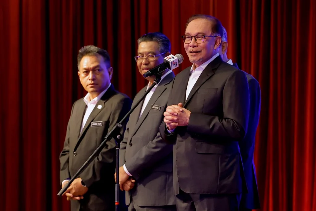 PM Anwar Mahu Penjawat Awam Kekalkan Prestasi Cemerlang Pada 2024