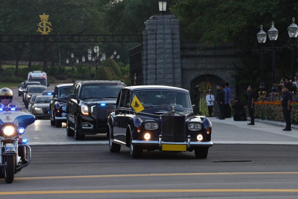 Ribuan Rakyat Johor Iringi Keberangkatan Sultan Ibrahim Ke Istana Negara